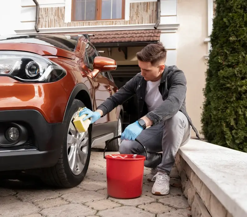 Lavage auto à domicile Saint-Paul-en-Gâtine : professionnel intervenant sur un véhicule